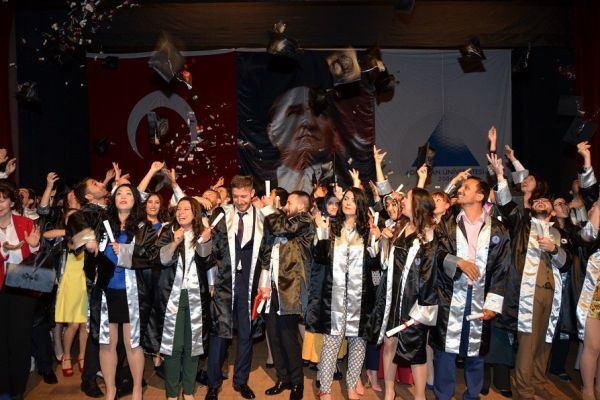 ÖĞRENCİLER HAVAYA KEP FIRLATTI