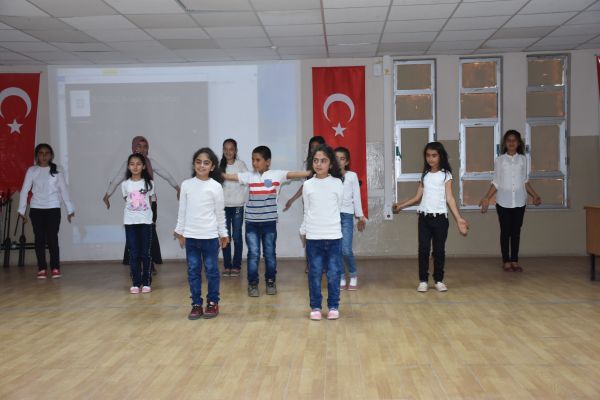 Öğrenciler İngilizce şarkı söyleyip skeç oynadı