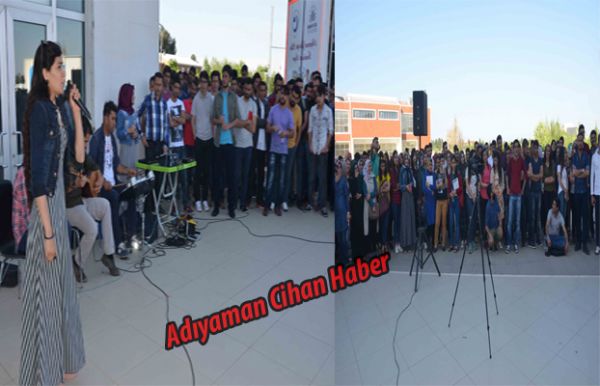 Öğrenciler Karaoke Gösterisinde Stres Attı