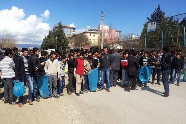 ÖĞRENCİLER MAHALLEYİ TEMİZLEDİ