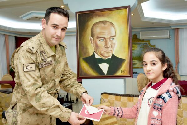 Öğrencilerden askerlere duygu dolu mektup