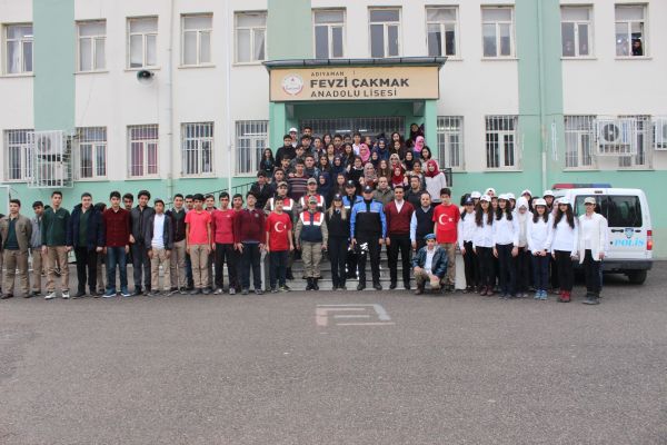 Öğrencilerden polis ve jandarma ekiplerine anlamlı gösteri