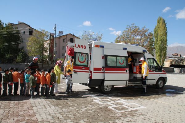 Öğrencilere 112 sağlık personeli eğitim verdi