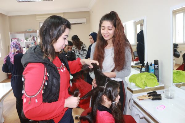 Öğrencilere ücretsiz saç bakımı yapıldı