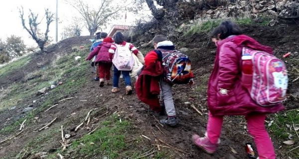 Öğrencilerin çamurlu yol rezilliği