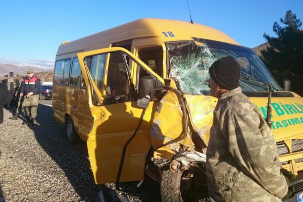 Öğretmenleri taşıyan servis minibüsü kaza yaptı: 12 yaralı
