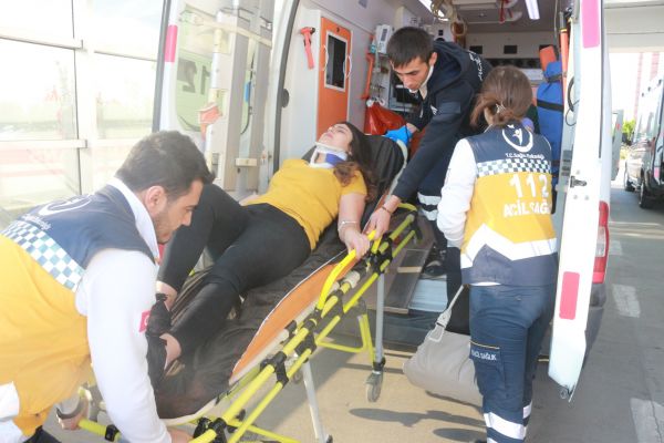 Öğretmenlerin bulunduğu otomobil dereye yuvarlandı: 5 yaralı