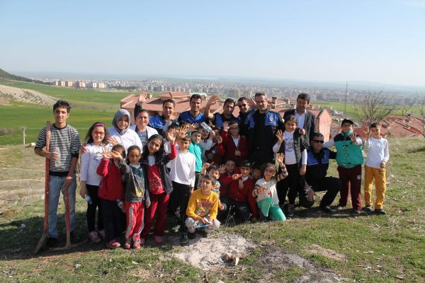 OKUL ÇEVRESİNE FİDAN DİKİLDİ
