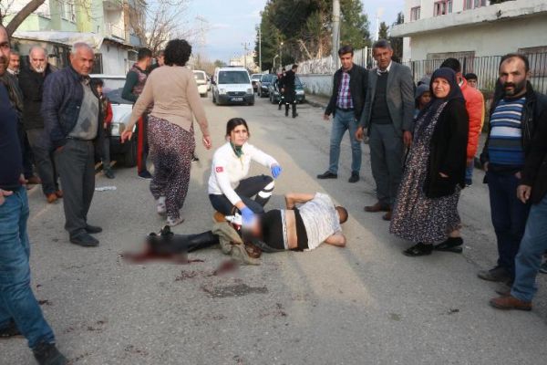 Okul önünde bıçaklar konuştu: 3 Yaralı