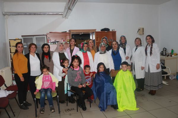 Okuldaki kursta Suriyeli öğrencilerin saç bakımları yapılıyor