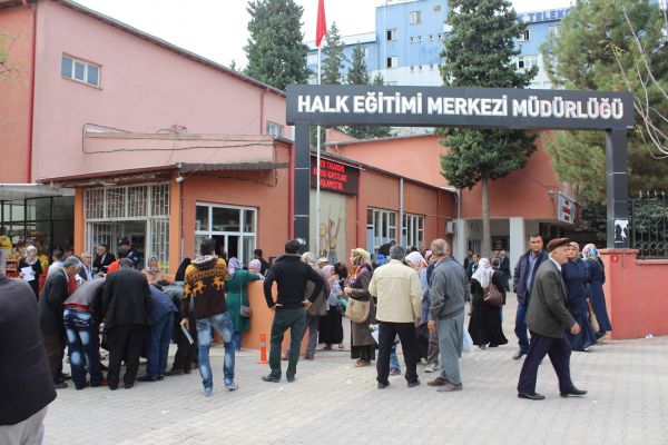Okuma Yazma Bilmeyen İşçilere Polisler Yardım Etti