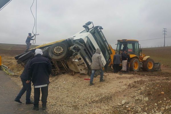 Ölüm Köprüsünde Kamyon Yan Yattı