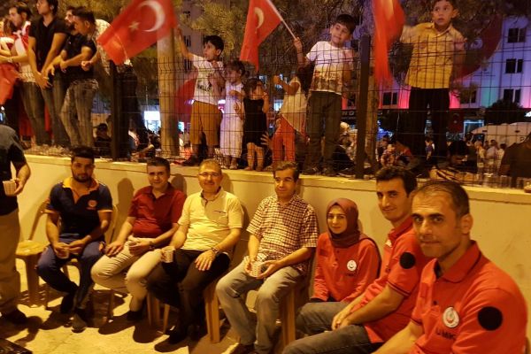 On binlerce vatandaşın bulunduğu meydanlarda sağlık ekipleri hazır bekledi