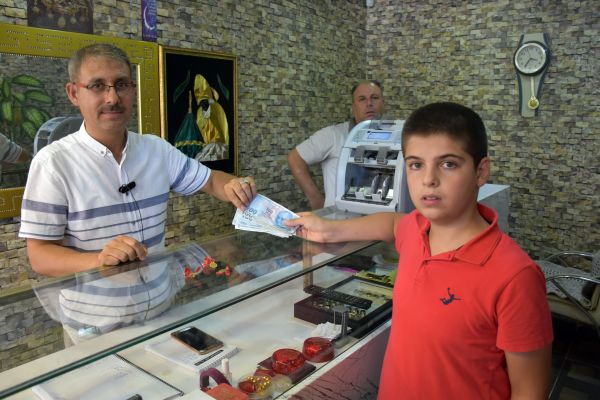 Ortaokul öğrencisi biriktirdiği harçlıklarıyla aldığı altını bozdurdu