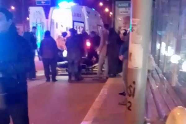 Otobüs beklerken bir anda yere yığılan genç hastaneye kaldırıldı