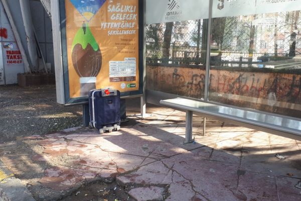 Otobüs durağında şüpheli valiz paniği
