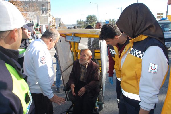 Otomobil Akülü Engelli Aracına Çarptı