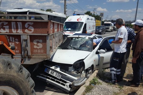 Otomobil arpa yüklü römorkun altına girdi: 2 Yaralı