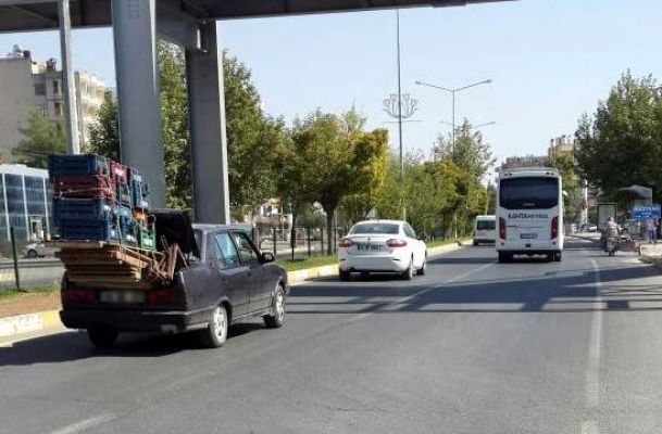 Otomobil bagajındaki yükler görenleri şaşırttı