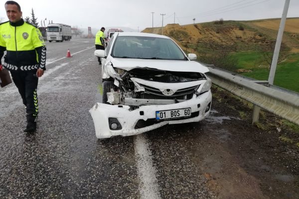 Otomobil bariyere çarptı