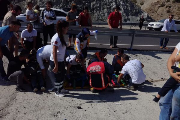 Otomobil bariyerlere çarptı: 1 ölü, 3 yaralı