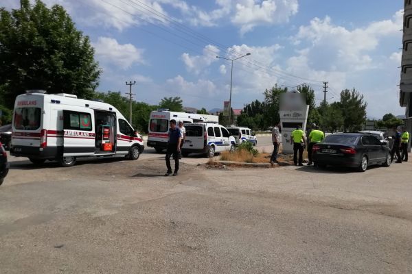 Otomobil çarpıştı: 4 yaralı