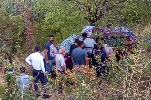 Otomobil dereye yuvarlandı: 1 yaralı