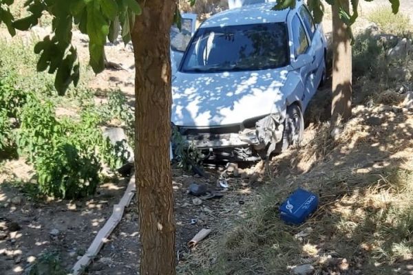 Otomobil dereye yuvarlandı: 2 yaralı