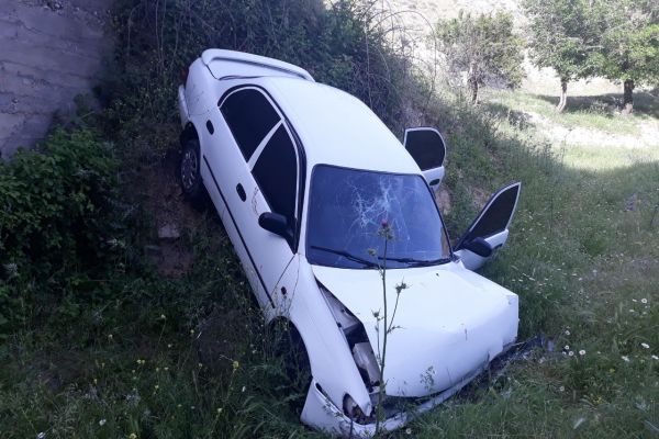 Otomobil dereye yuvarlandı: 4 yaralı  
