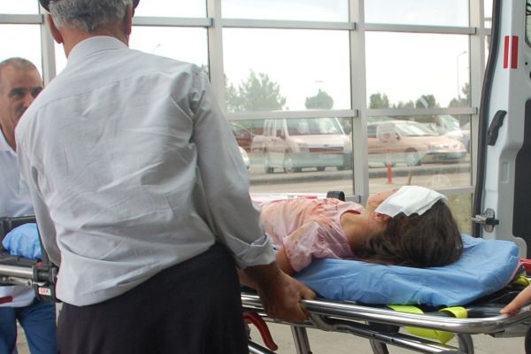 Otomobil Elektrik Direğine Çarptı: 2 Yaralı