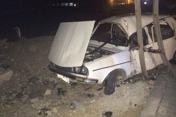 Otomobil elektrik direğine çarptı: 2 yaralı