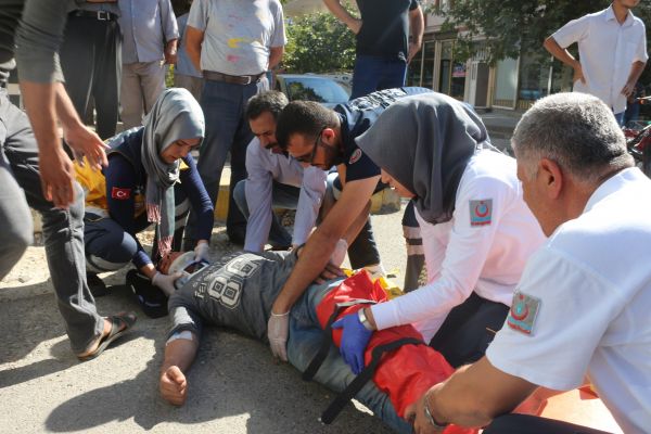 Otomobil ile elektrikli bisiklet çarpıştı: 2 Yaralı