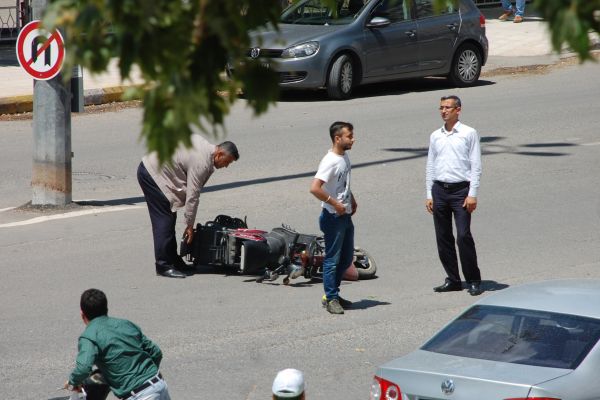 Otomobil İle Elektrikli Bisiklet Çarpıştı