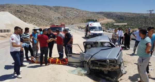 Otomobil ile hafif ticari araç çarpıştı: 15 yaralı