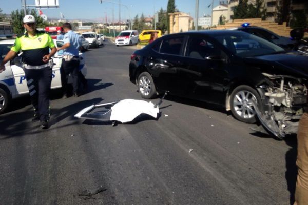 Otomobil İle Hafif Ticari Araç Çarpıştı: 2 Yaralı