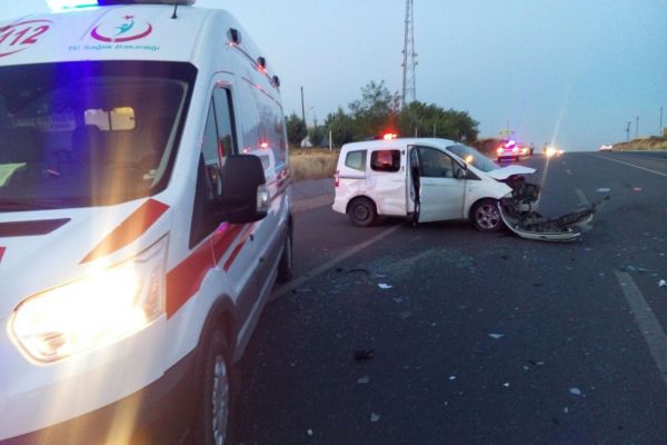 Otomobil ile hafif ticari araç çarpıştı: 2 yaralı