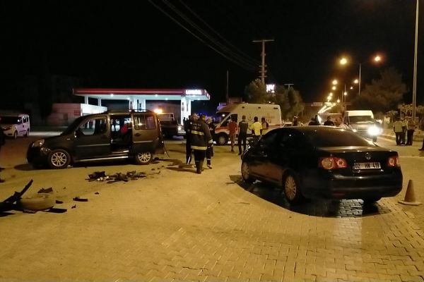 Otomobil ile hafif ticari araç çarpıştı: 3 yaralı