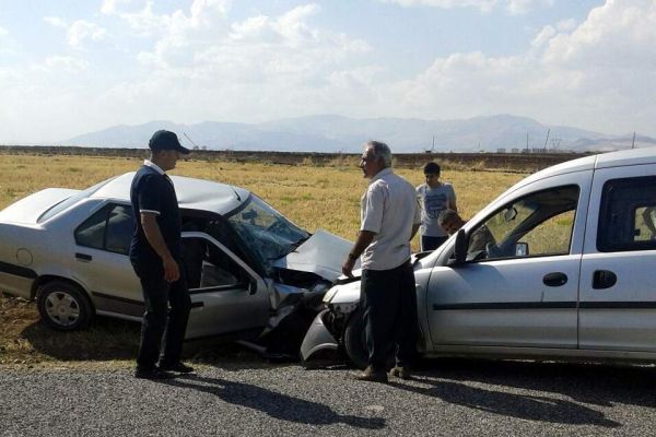 Otomobil İle Hafif Ticari Araç Çarpıştı: 3 Yaralı