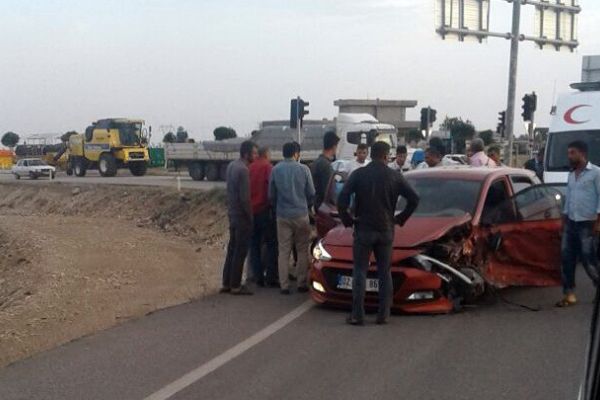 Otomobil İle Hafif Ticari Araç Çarpıştı: 5 Yaralı