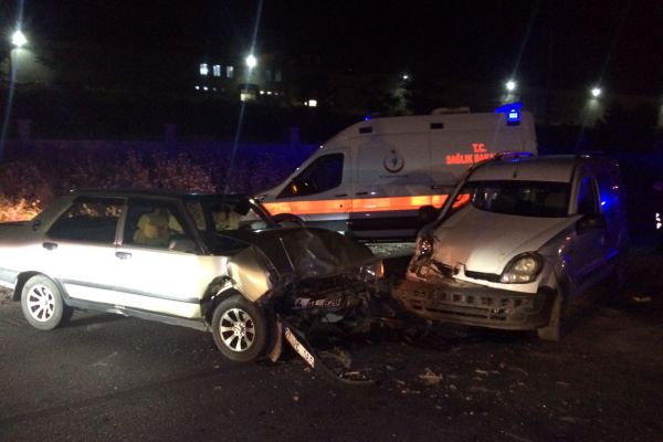 Otomobil ile hafif ticari araç çarpıştı: 5 yaralı