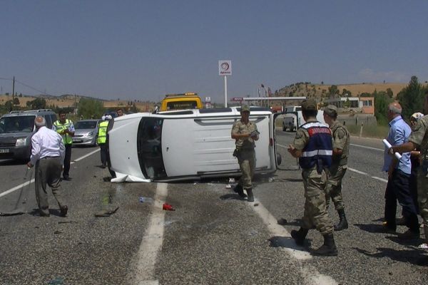 Otomobil ile hafif ticari araç çarpıştı: 9 yaralı