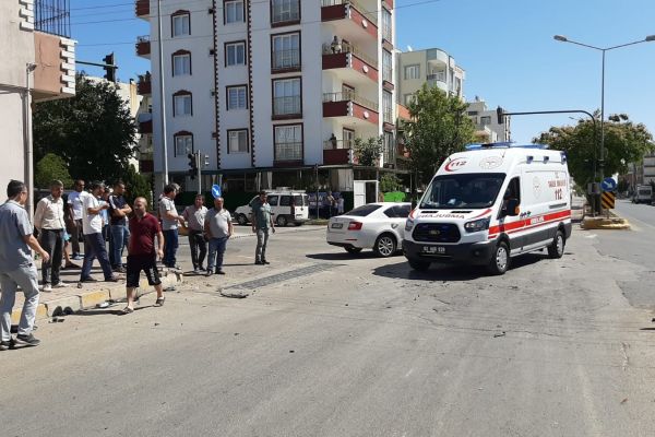 Otomobil ile kamyonet çarpıştı: 1 Yaralı