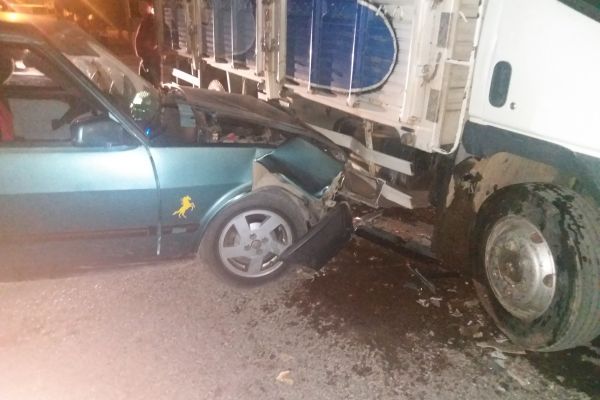 Otomobil ile kamyonet çarpıştı: 6 yaralı