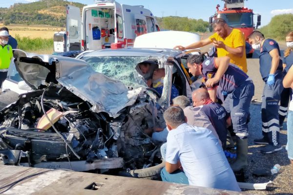 Otomobil ile kamyonet kafa kafaya çarpıştı: 3 ağır yaralı