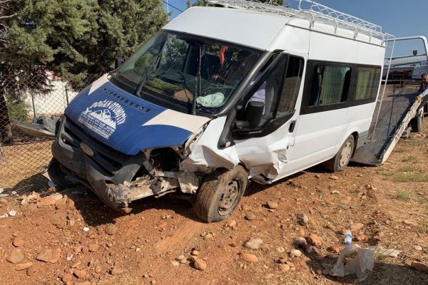Otomobil ile minibüs çarpıştı: 12 yaralı
