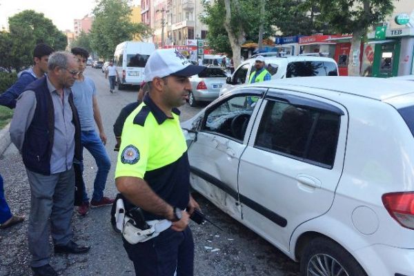 Otomobil İle Minibüs Çarpıştı 1 Kişi Hafif Şekilde Yaralandı