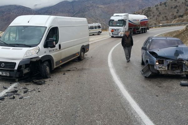 Otomobil ile minibüs çarpıştı: 4 yaralı