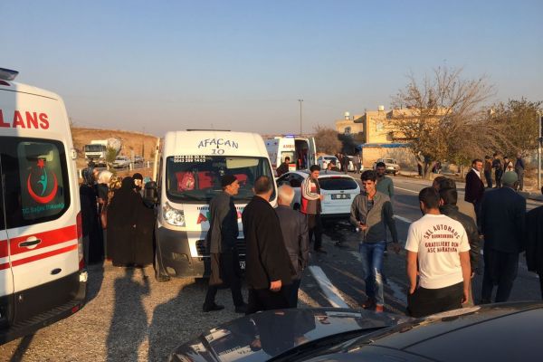 Otomobil ile minibüs çarpıştı: 6 yaralı