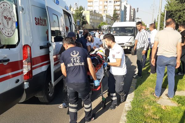 Otomobil ile minibüs çarpıştı: 9 yaralı