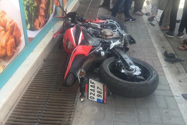 Otomobil ile motosiklet çarpıştı: 2 yaralı